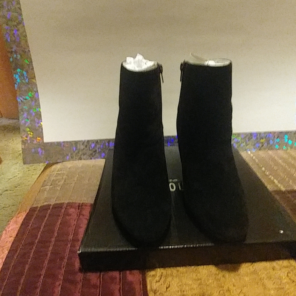 Donna Saylers Ankle Suede Boots,